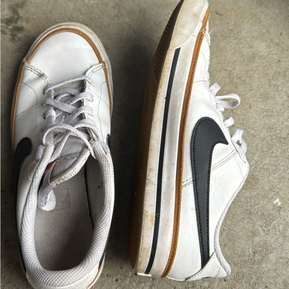 Youth Nike court legacy shoes - size 4.5